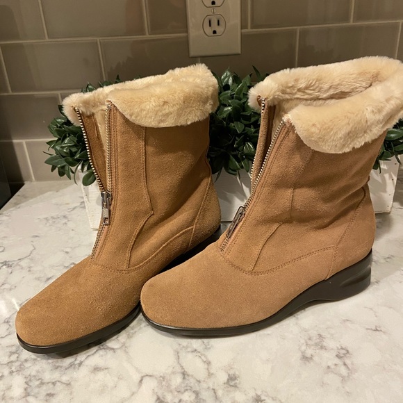 Talbots Beige Fur Lined Boots with Zip Front Sz 5 1/2 M. New without tag - Picture 1 of 7